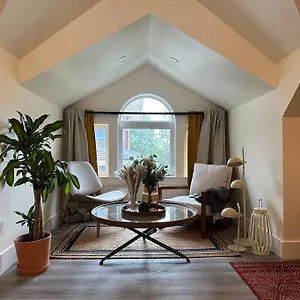 Heritage-inspired - Luxe Bath & Elegant Ceilings Holiday home Edmonton